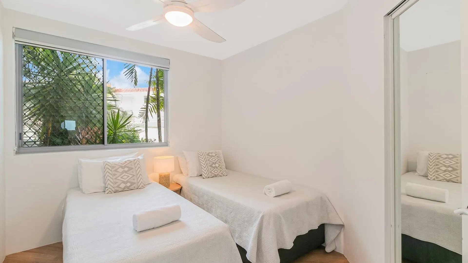 Oceanside Resort - Absolute Beachfront Apartments Gold Coast 4*,  Australia