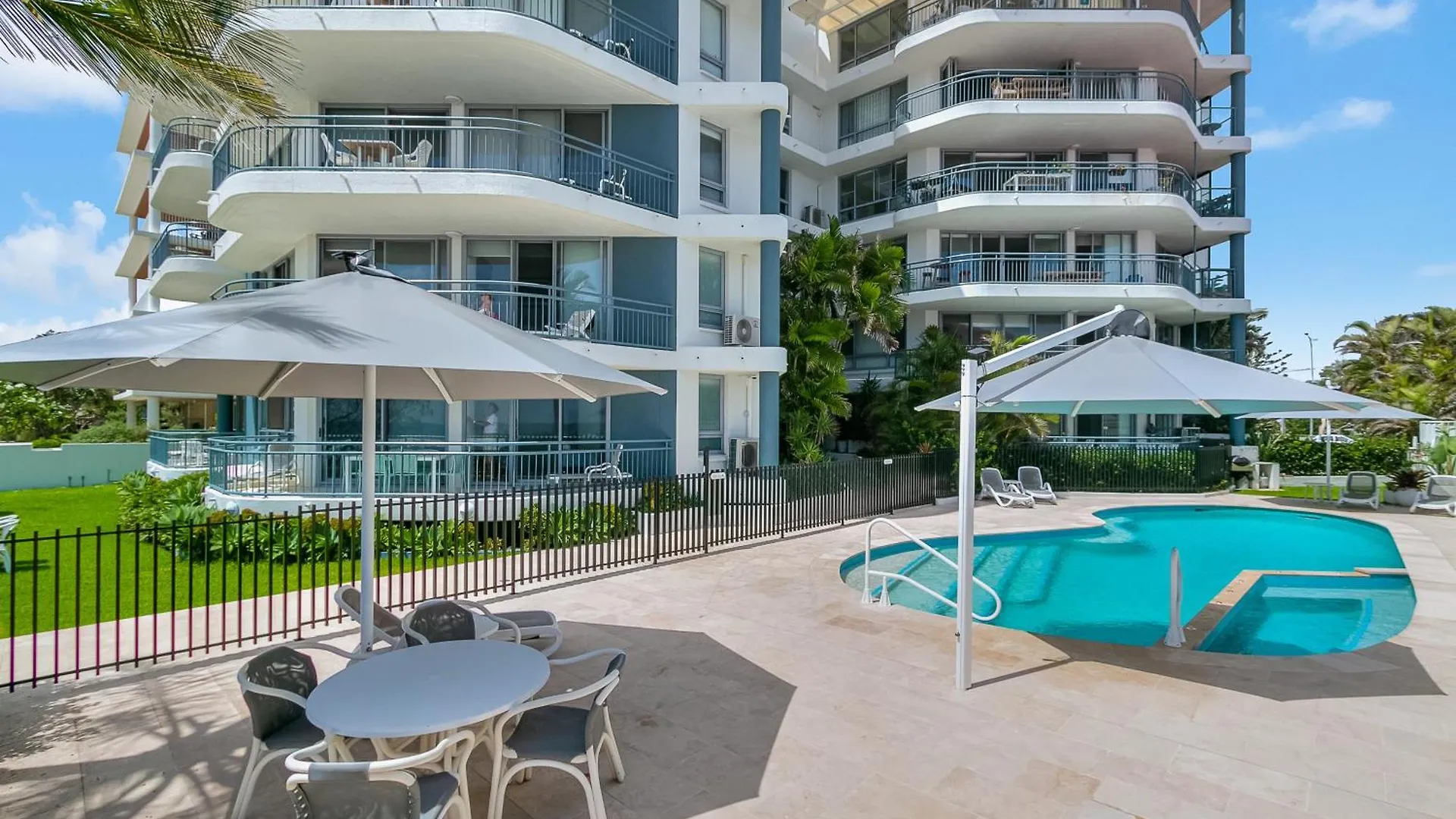 Aparthotel Oceanside Resort - Absolute Beachfront Apartments Gold Coast