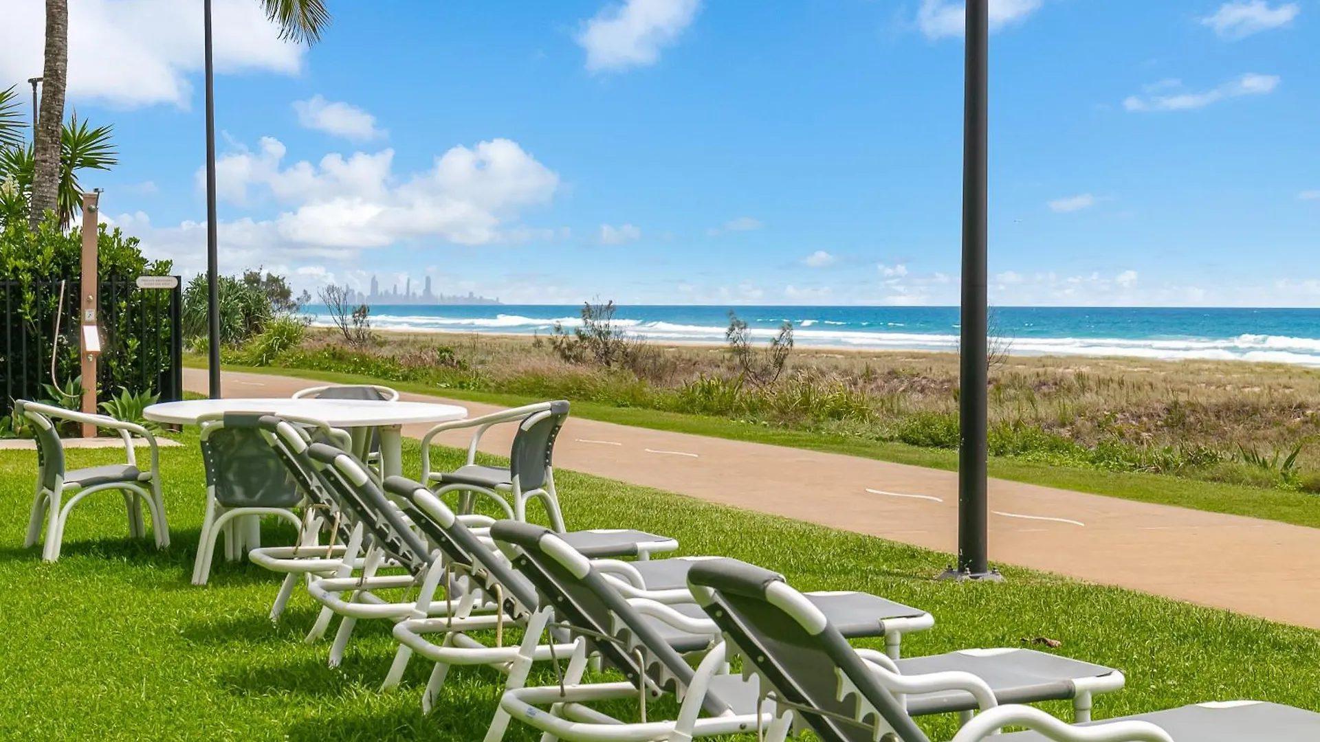 Oceanside Resort - Absolute Beachfront Apartments Gold Coast Austrálie