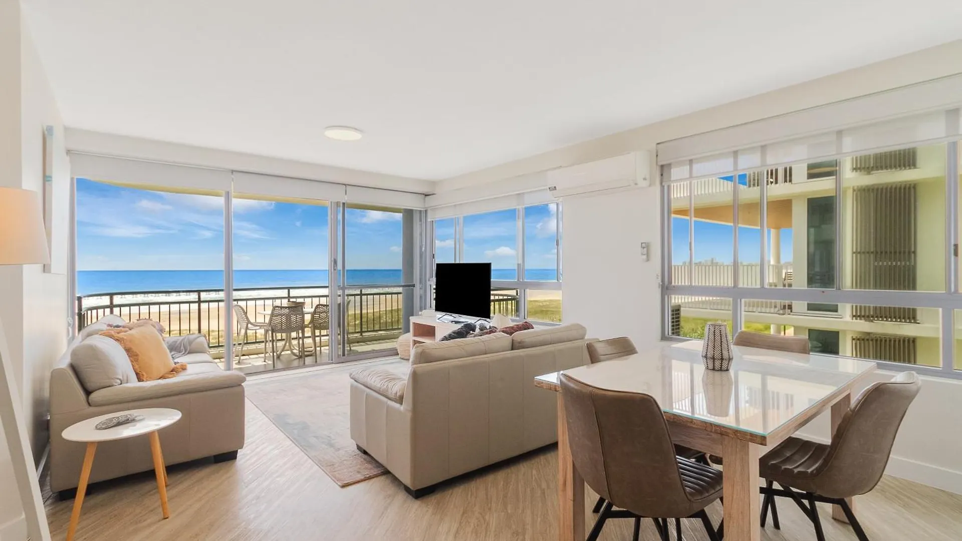Oceanside Resort - Absolute Beachfront Apartments Gold Coast