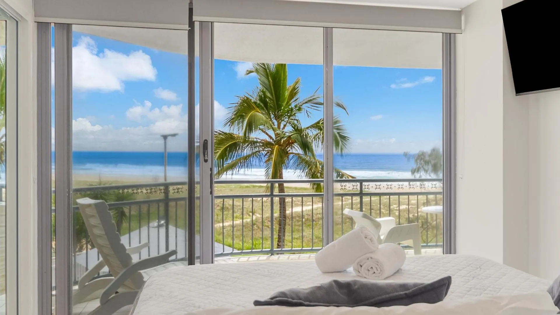 Aparthotel Oceanside Resort - Absolute Beachfront Apartments Gold Coast