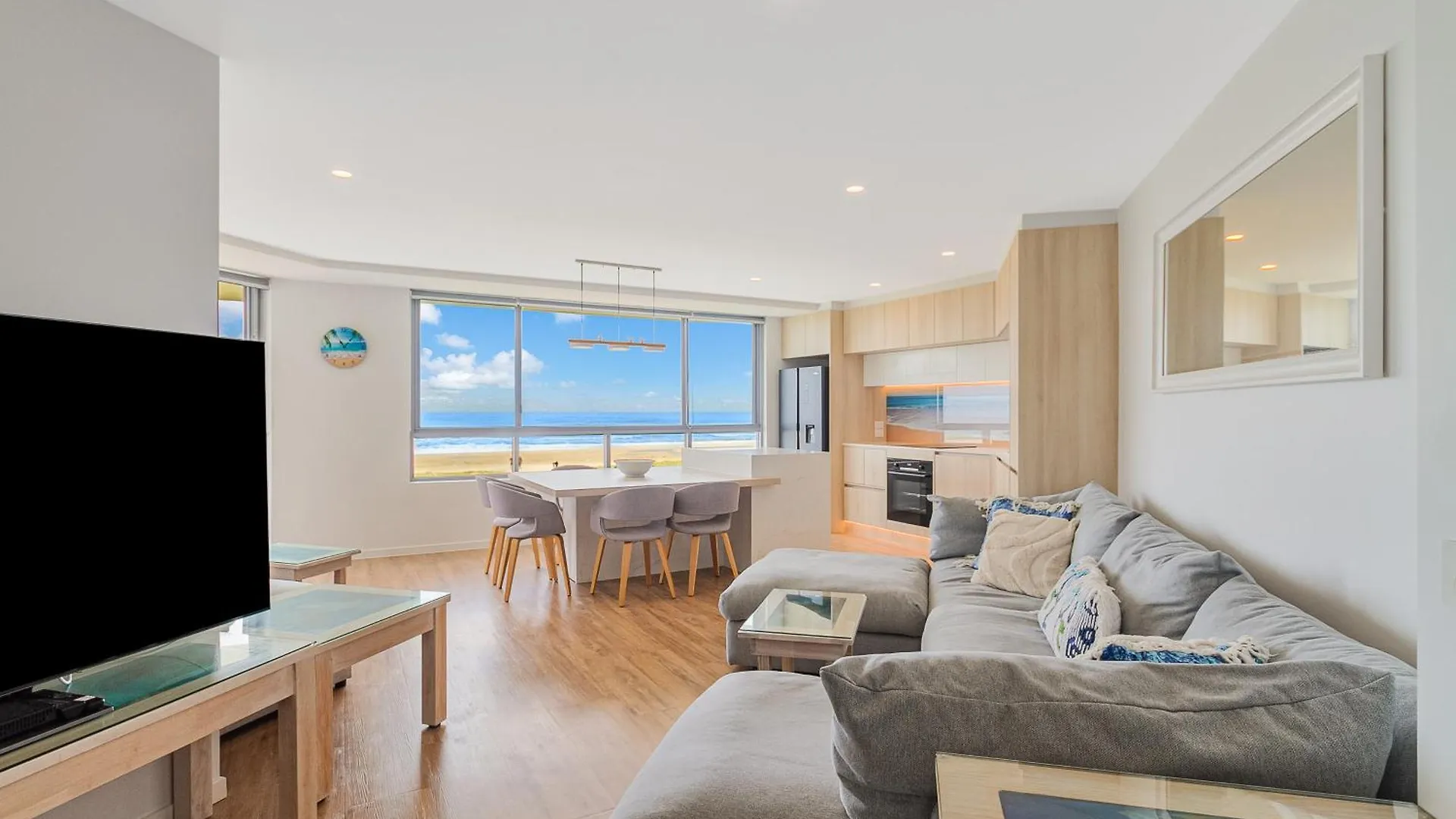 Oceanside Resort - Absolute Beachfront Apartments Gold Coast