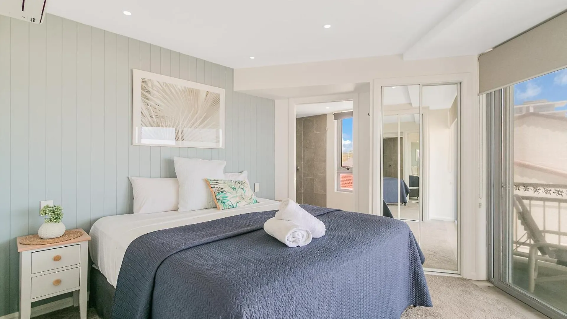 **** Aparthotel Oceanside Resort - Absolute Beachfront Apartments Gold Coast Australia