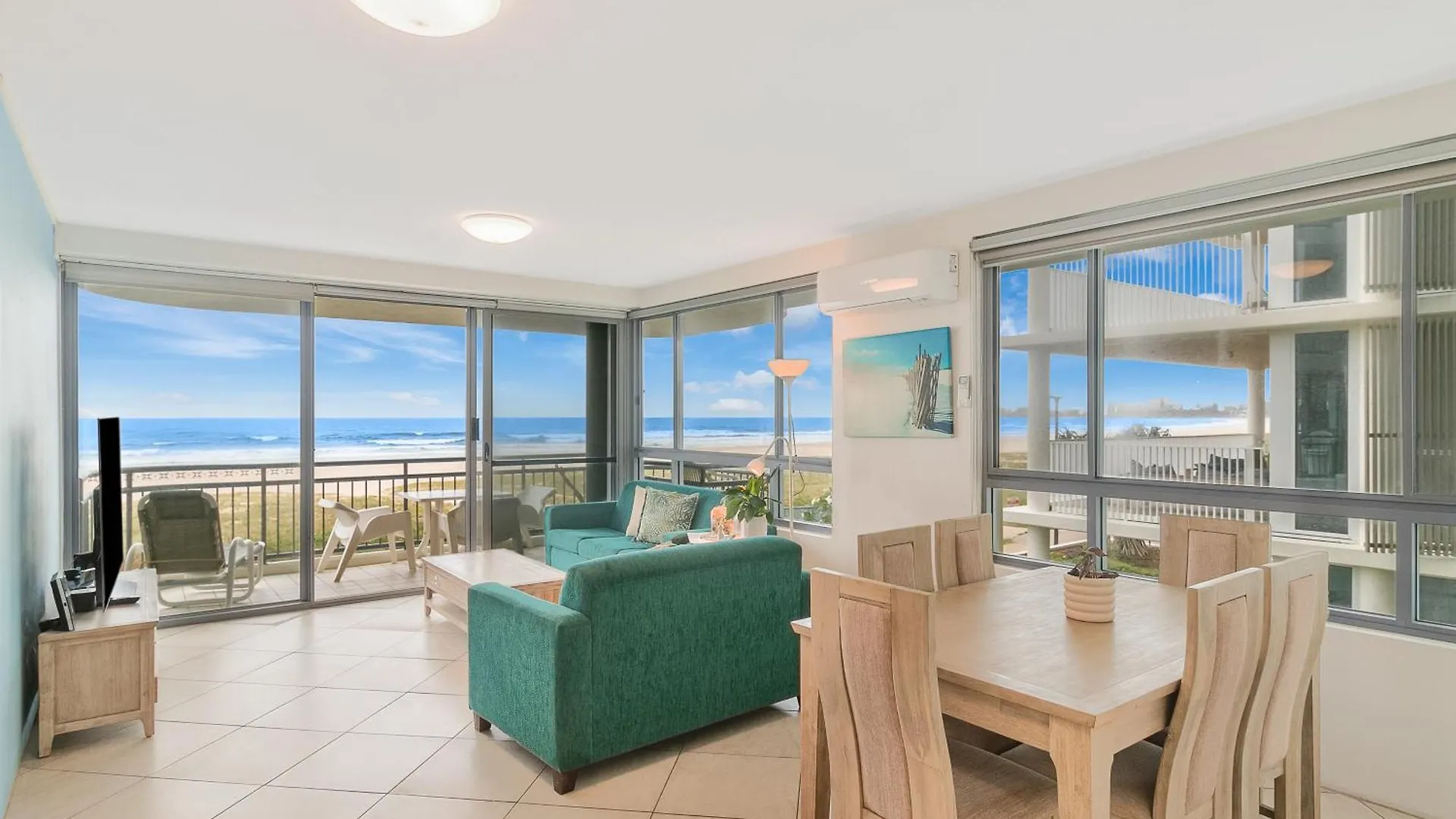 Oceanside Resort - Absolute Beachfront Apartments Gold Coast Aparthotel