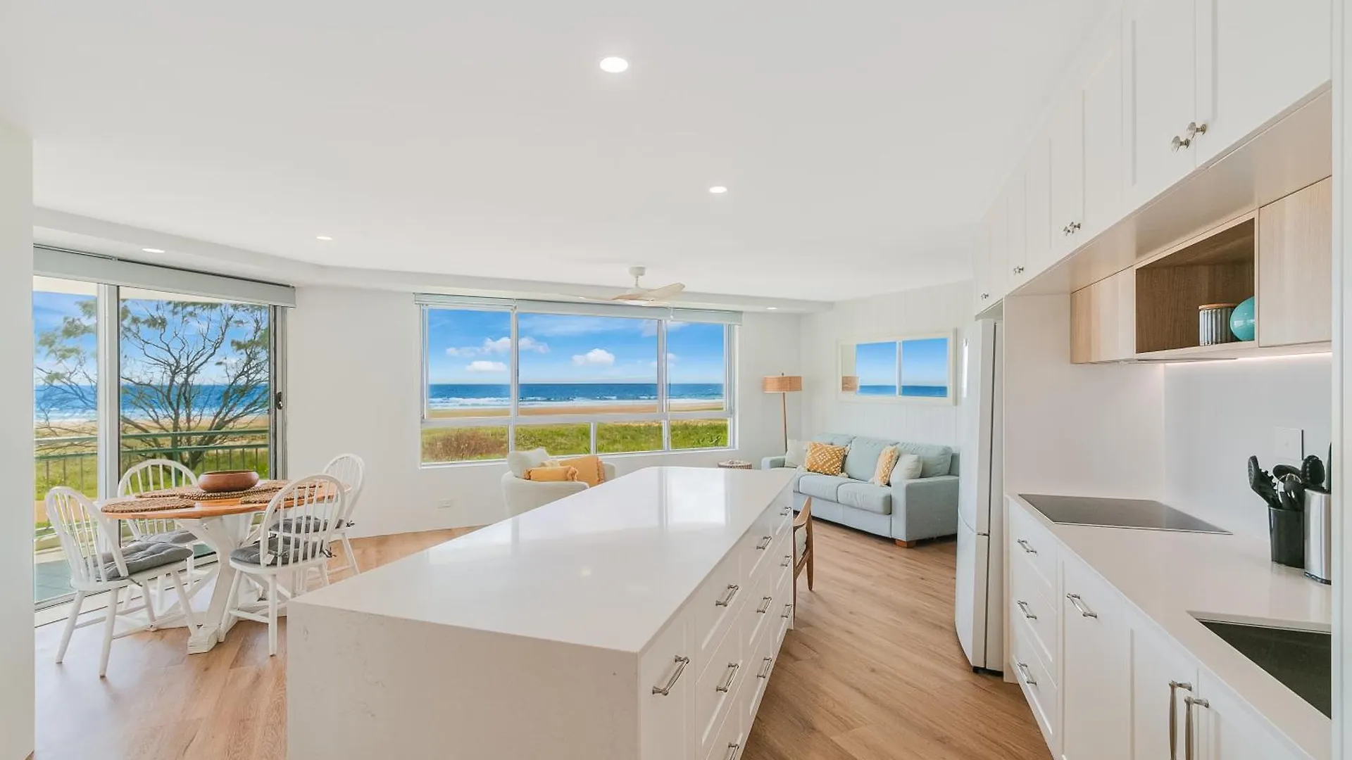**** Aparthotel Oceanside Resort - Absolute Beachfront Apartments Gold Coast Australia