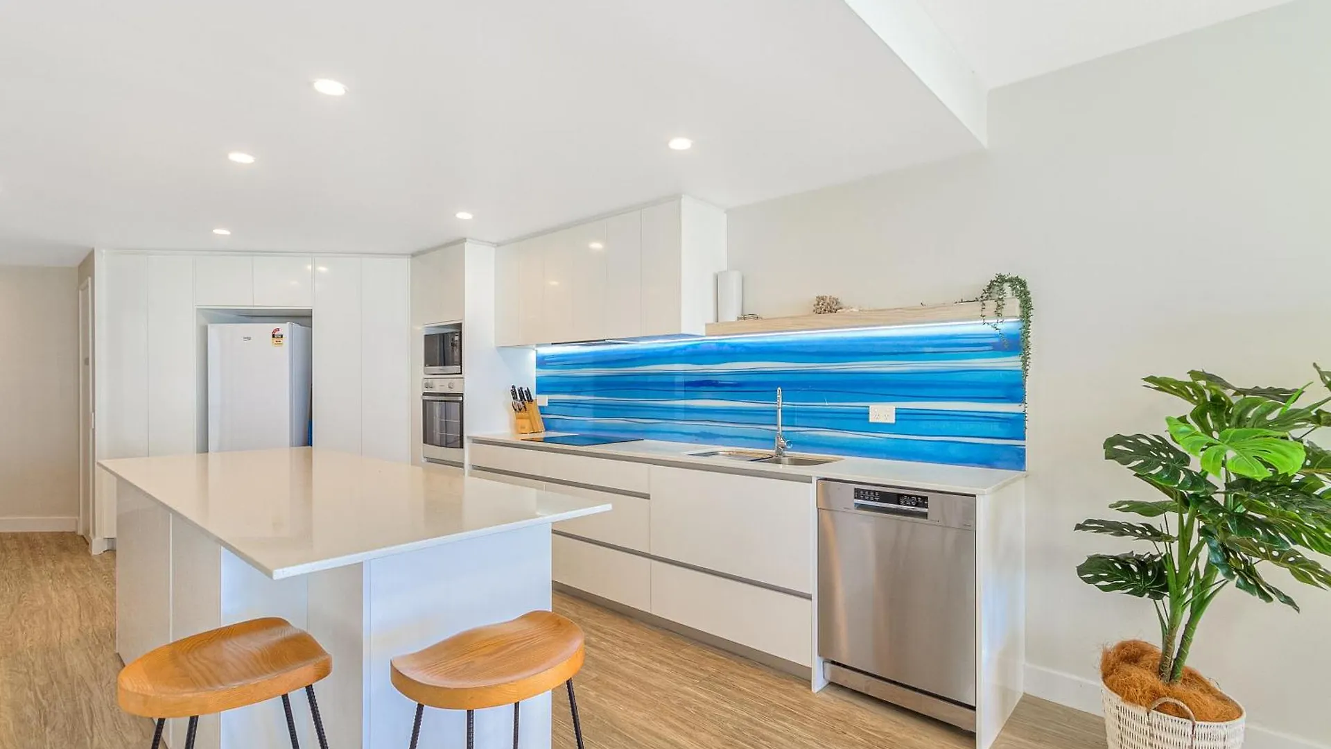 Oceanside Resort - Absolute Beachfront Apartments Gold Coast Aparthotel