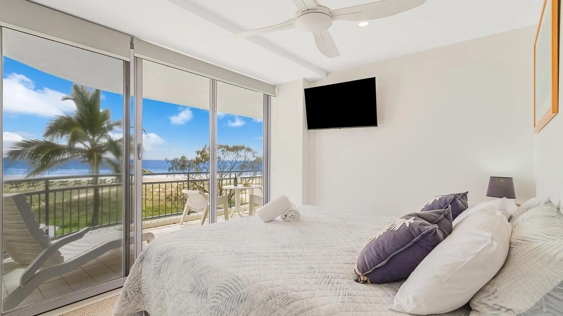 Oceanside Resort - Absolute Beachfront Apartments Gold Coast Aparthotel
